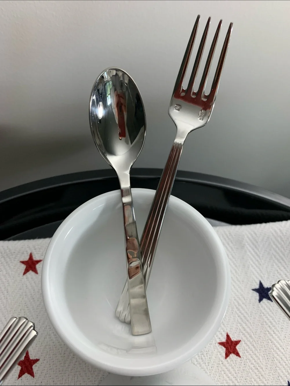ONEIDA 18 Pc Set for 6 Guests - High End Dipping Party